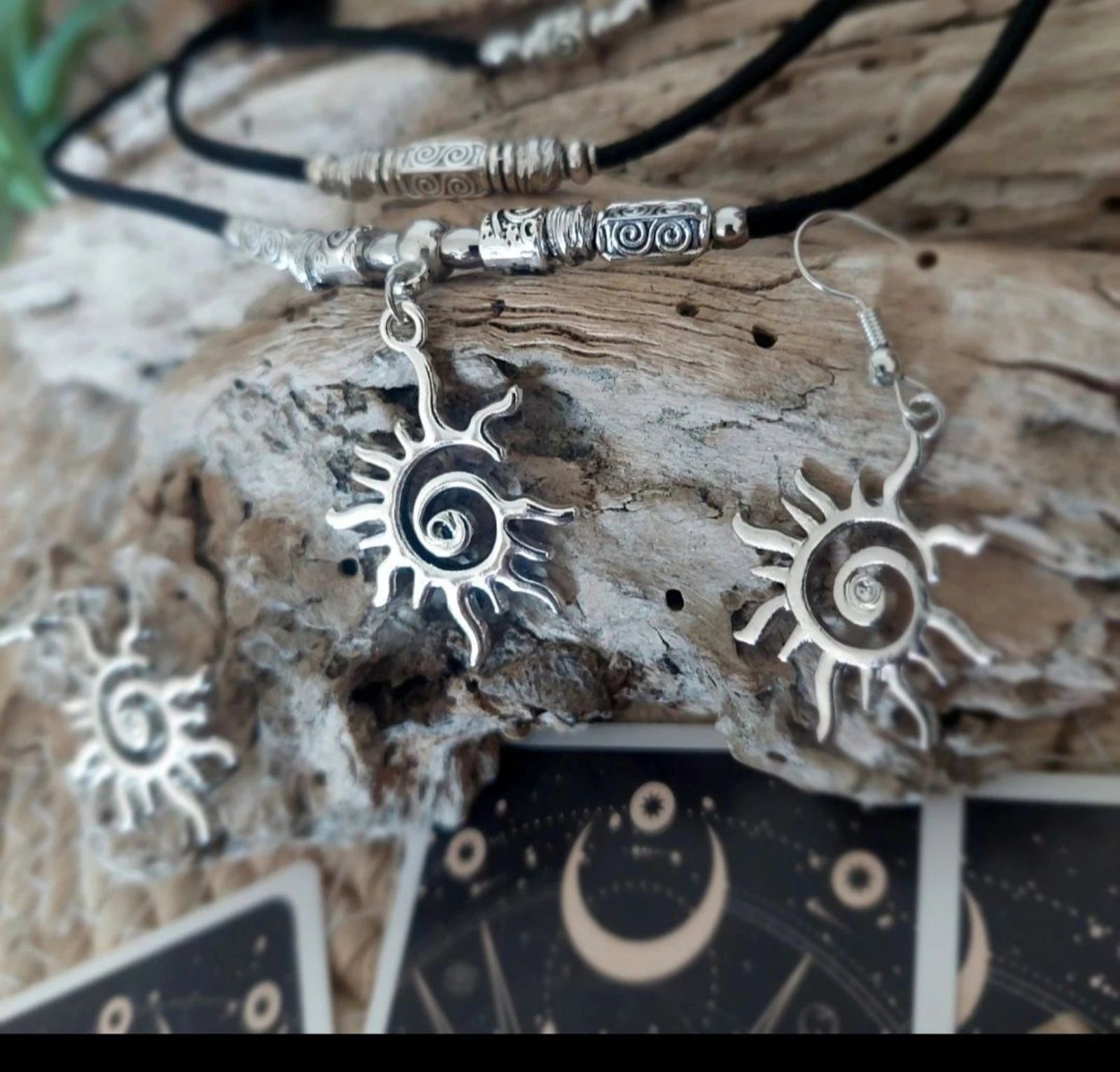 Parure boho místico triple filas, magnífico sol loco en espiral, negro – photo 5